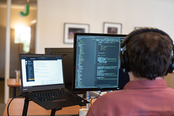 components/Jeremy_looking_at_screens_devops_component_optimized.jpg