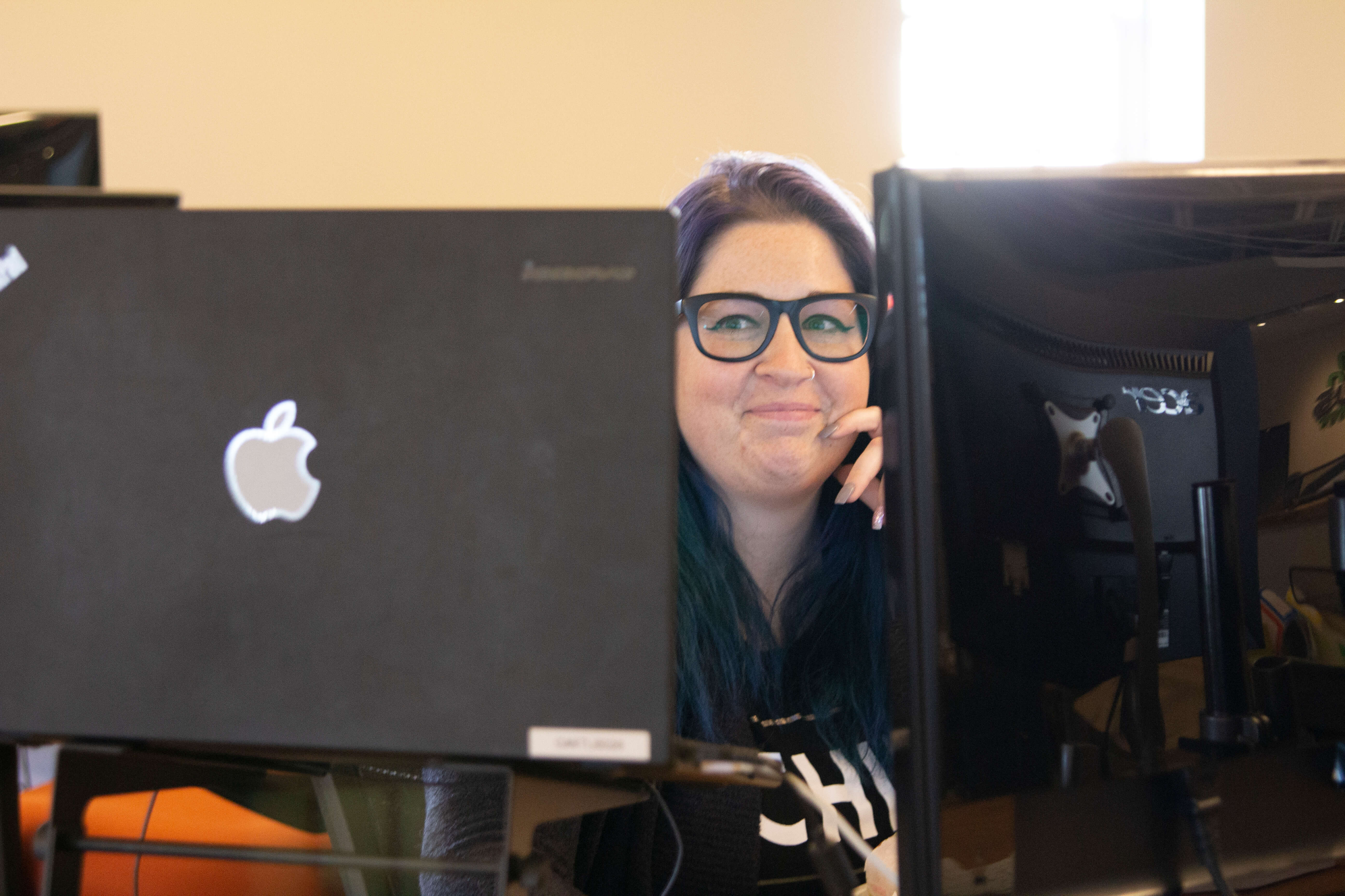 components/QA_expert_looking_out_between_two_screens.jpg